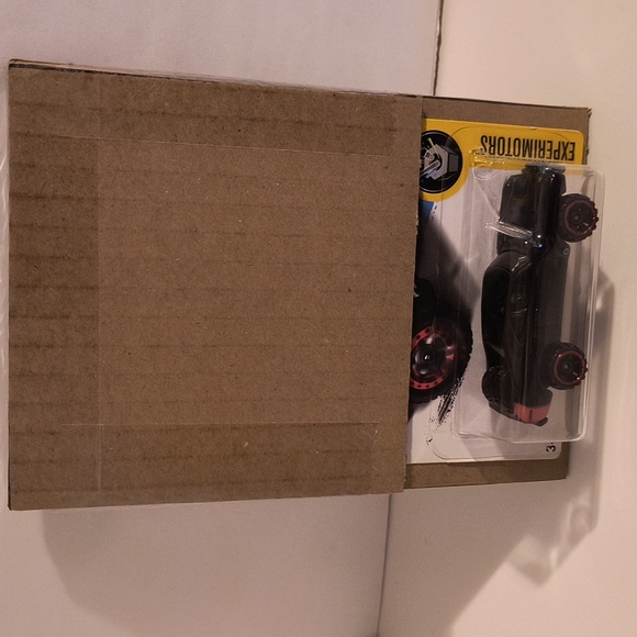 D1 Hot Wheels 70 Dodge Charger with shipping protector - Picture 3 of 3